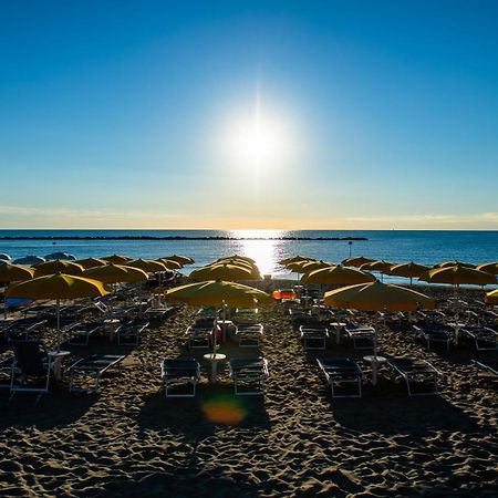 Hotel Holiday Martinsicuro Kültér fotó
