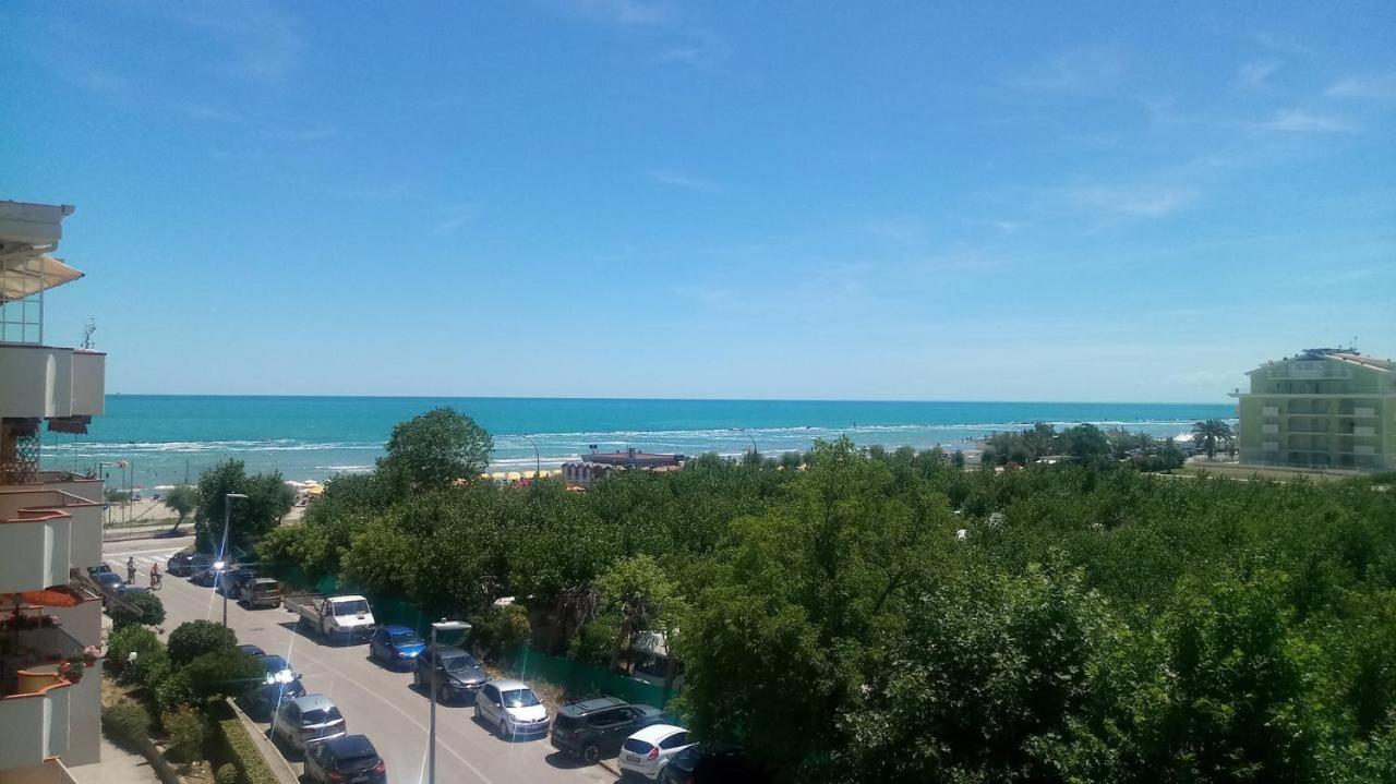 Hotel Holiday Martinsicuro Kültér fotó