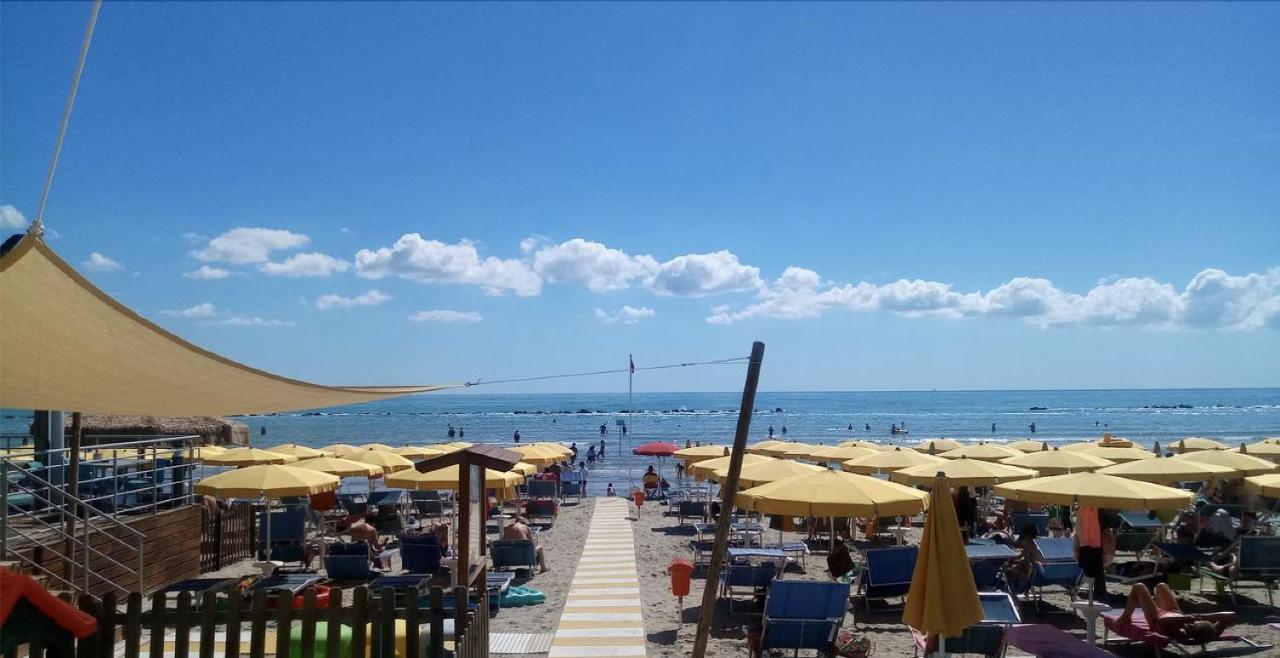 Hotel Holiday Martinsicuro Kültér fotó