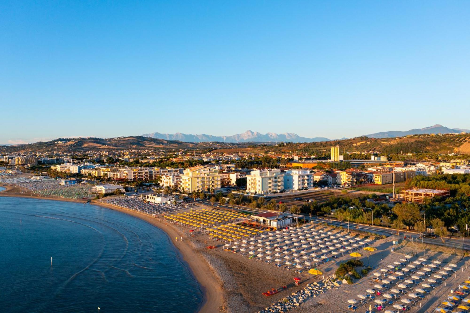 Hotel Holiday Martinsicuro Kültér fotó