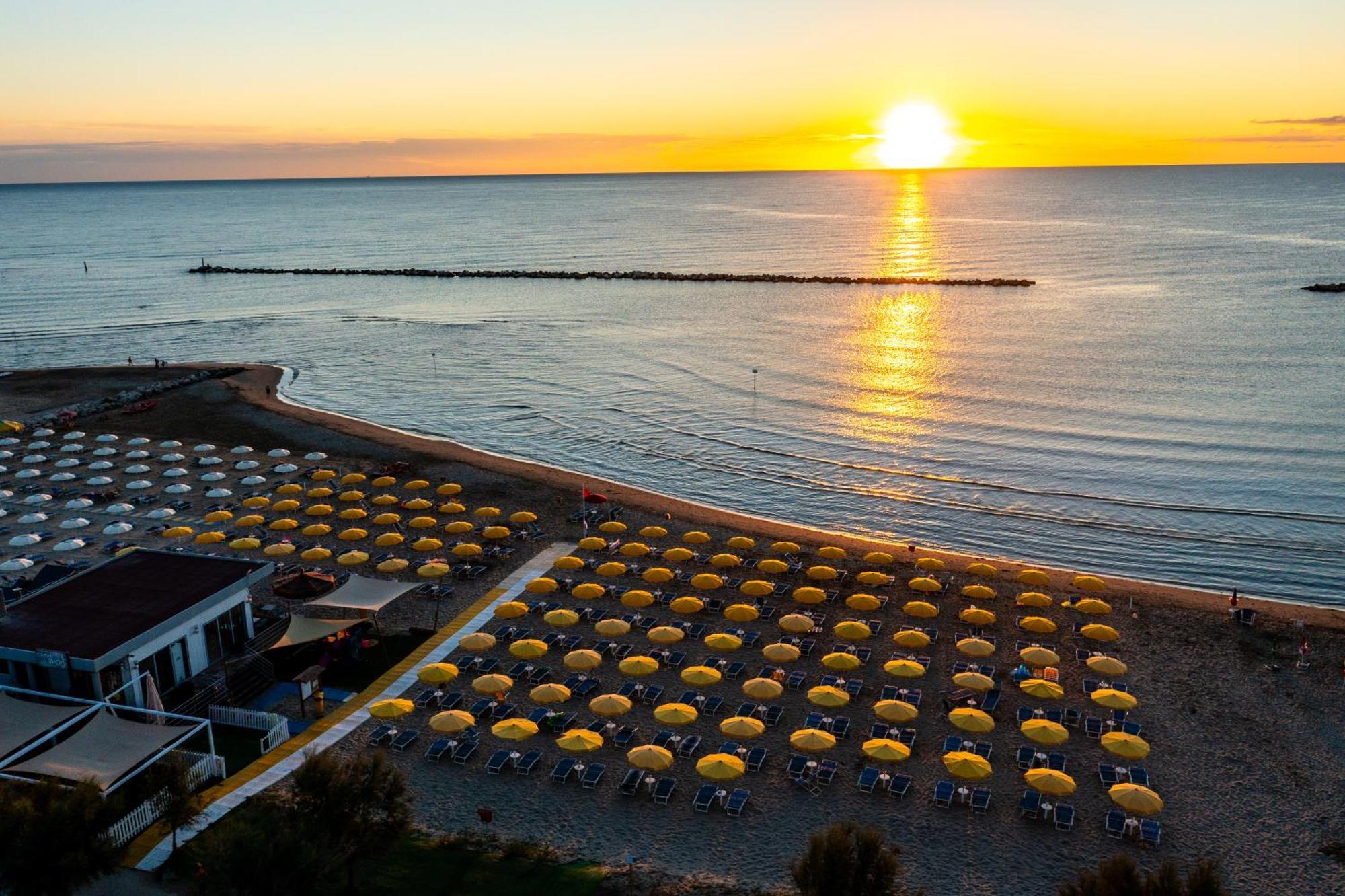 Hotel Holiday Martinsicuro Kültér fotó