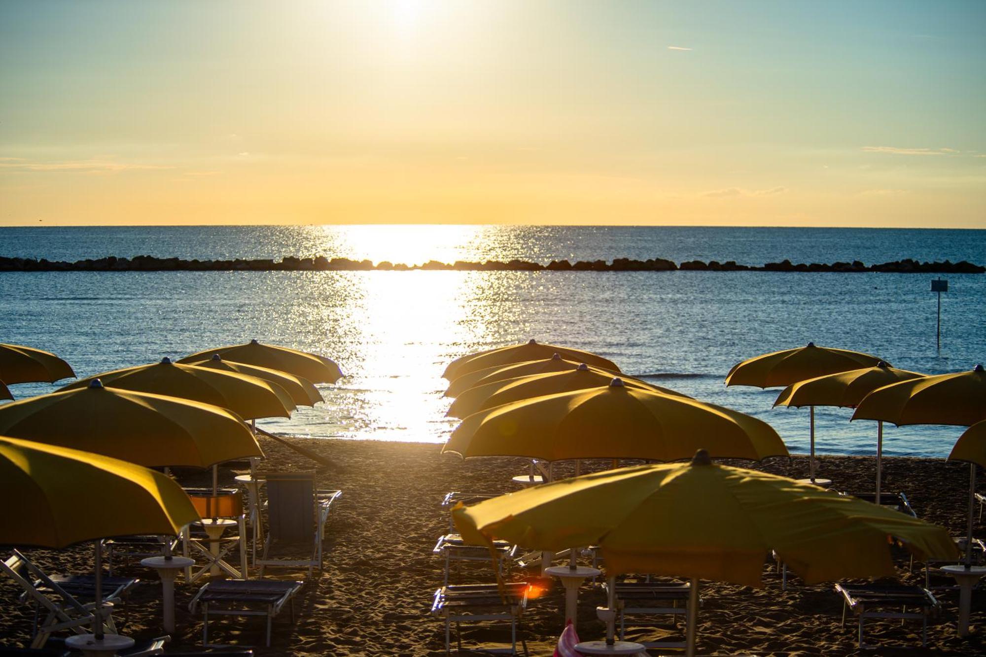 Hotel Holiday Martinsicuro Kültér fotó