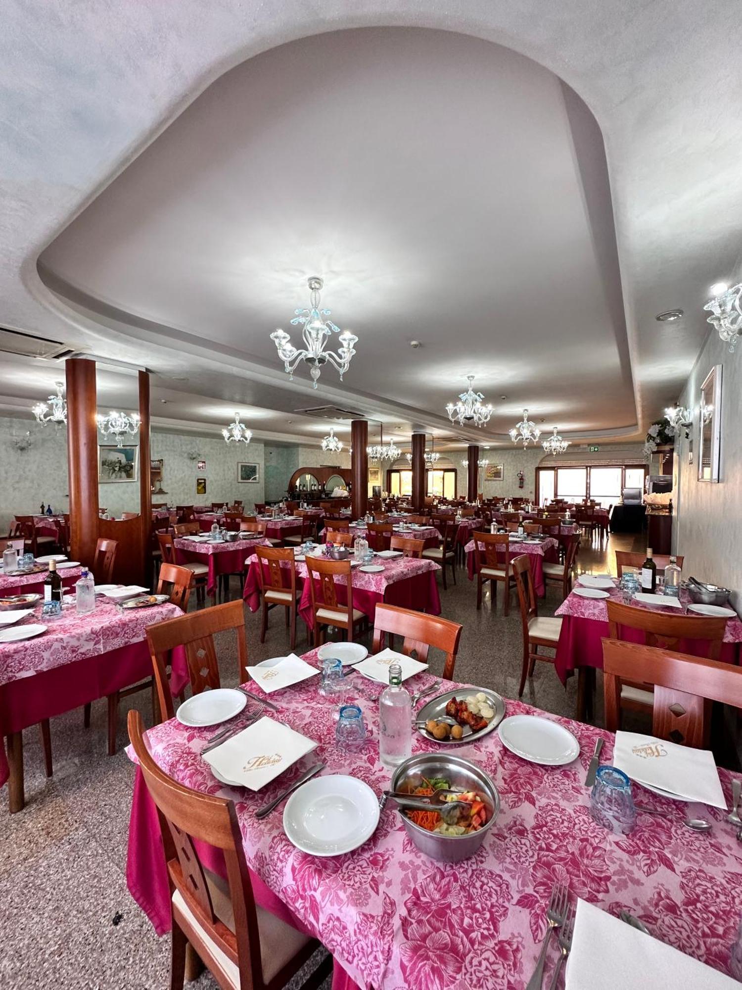 Hotel Holiday Martinsicuro Kültér fotó