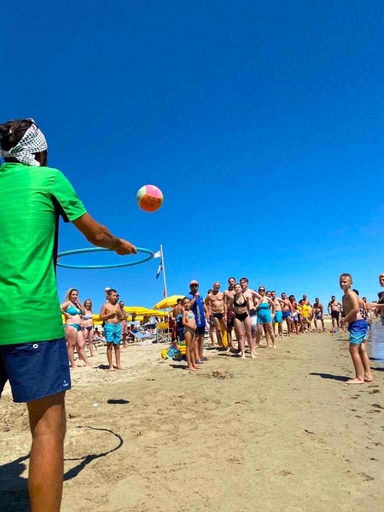 Hotel Holiday Martinsicuro Kültér fotó