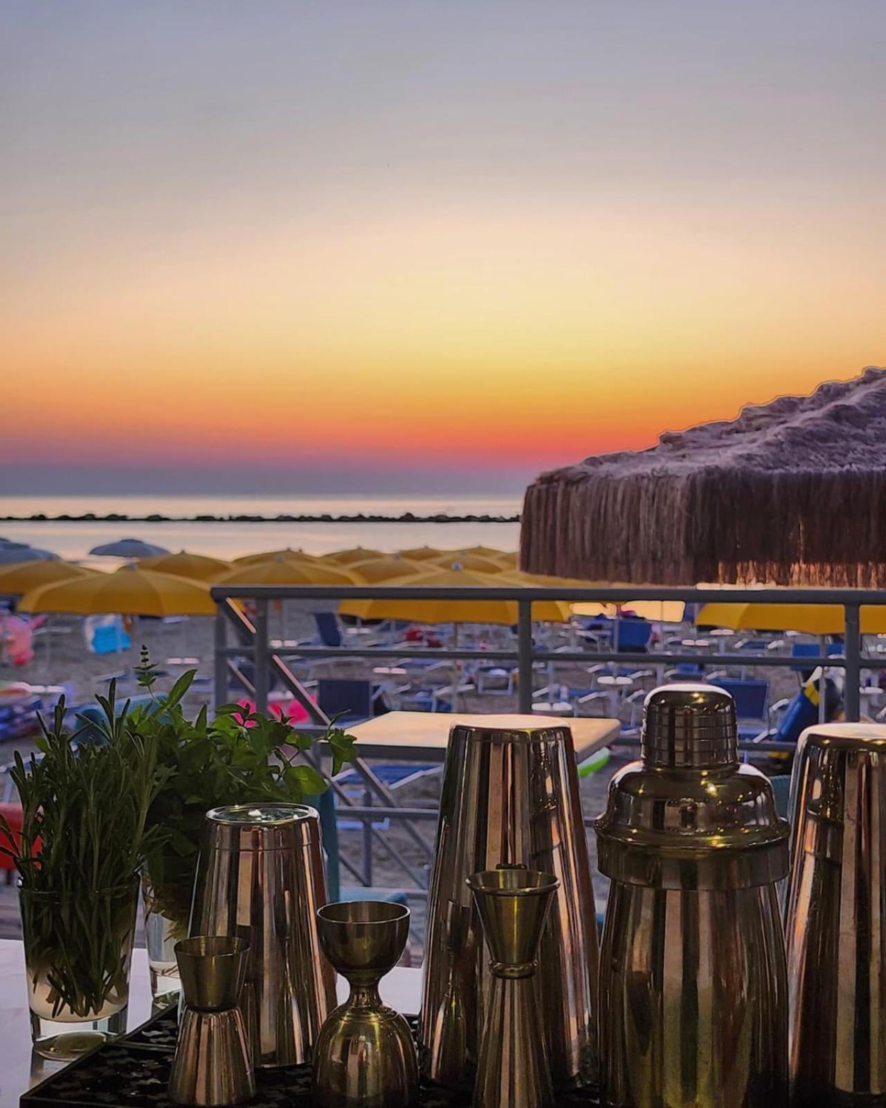 Hotel Holiday Martinsicuro Kültér fotó