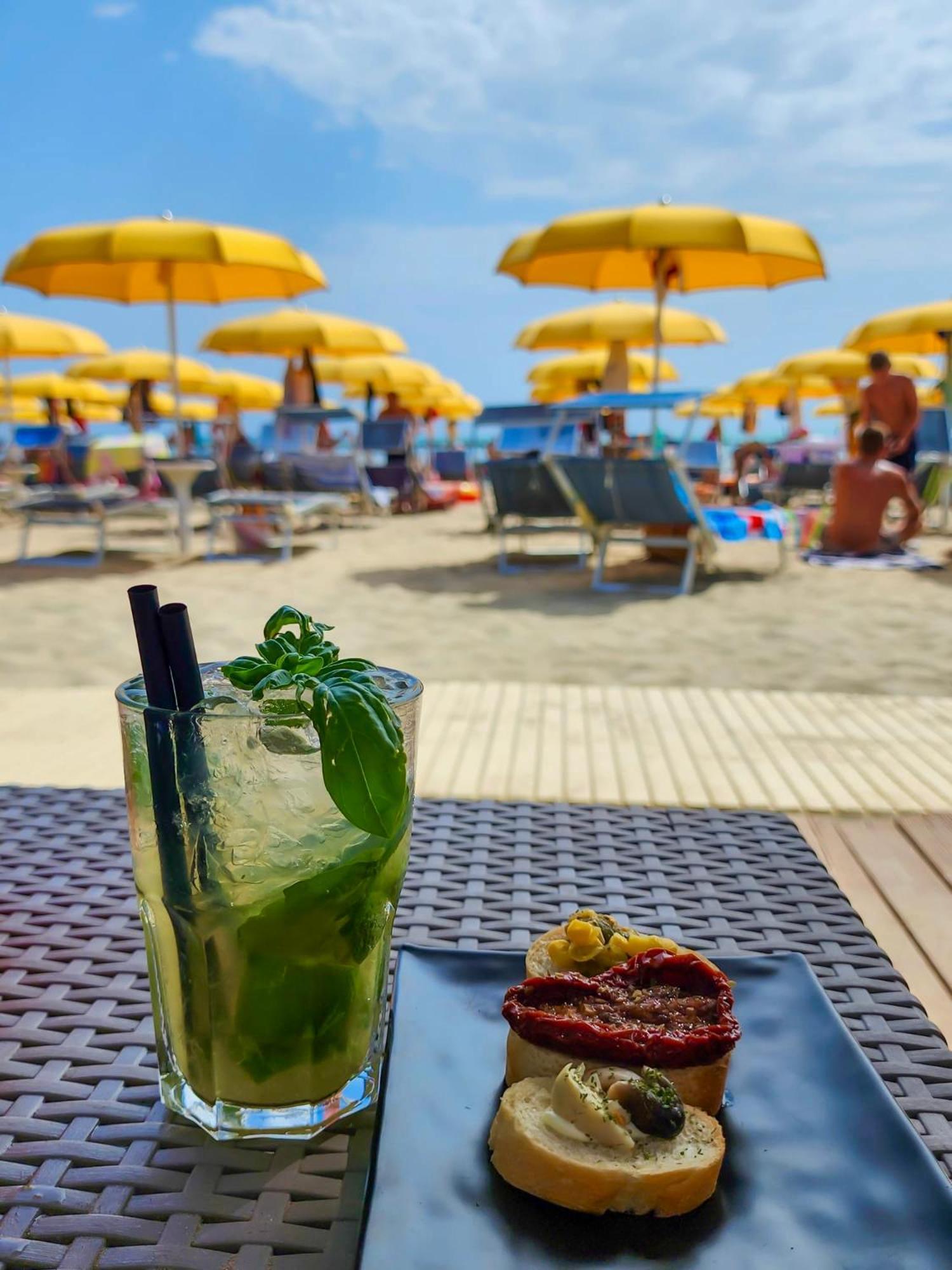 Hotel Holiday Martinsicuro Kültér fotó