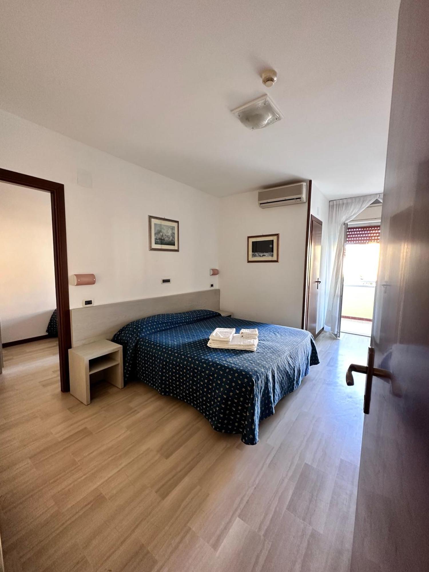 Hotel Holiday Martinsicuro Kültér fotó