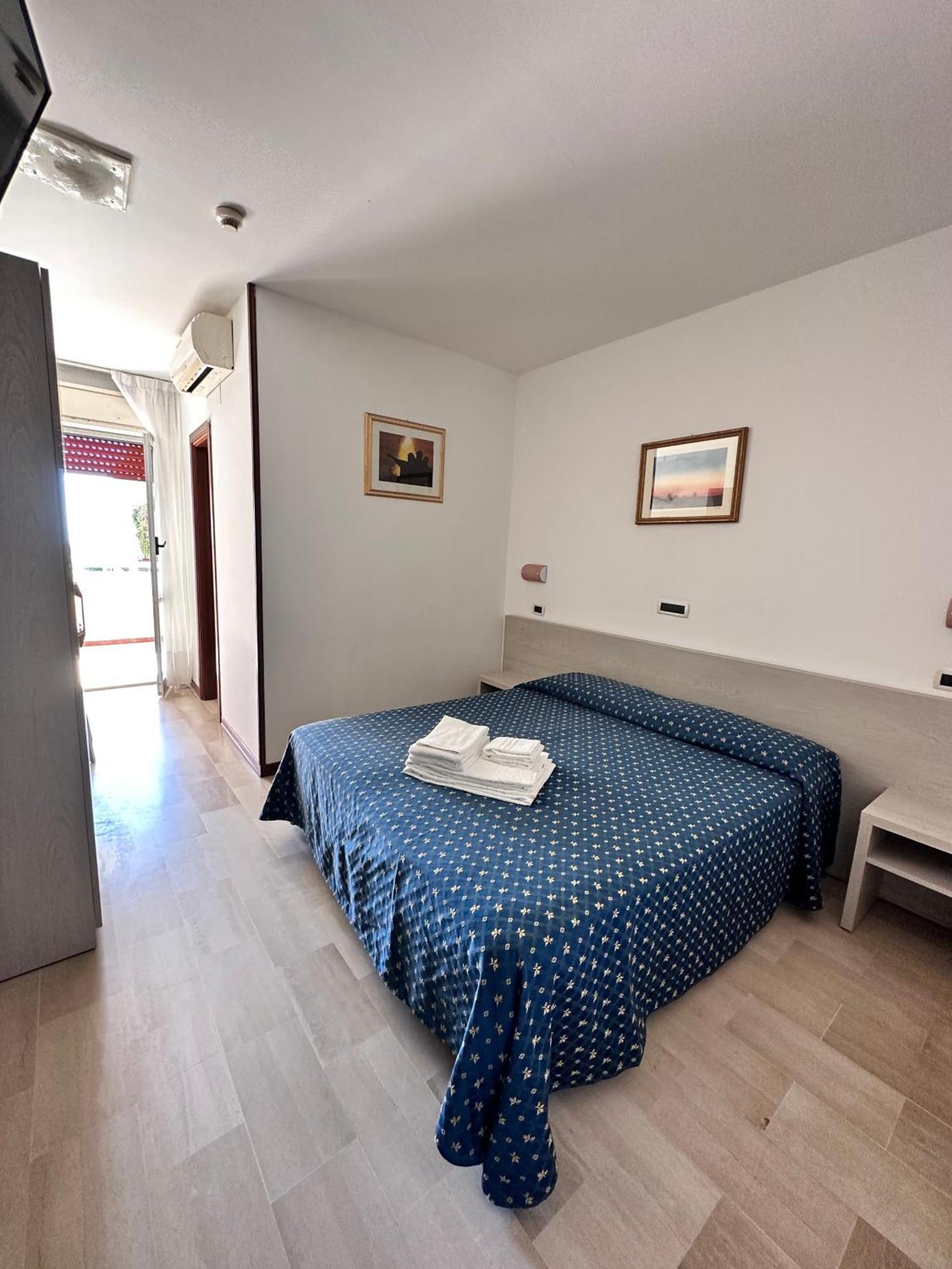 Hotel Holiday Martinsicuro Kültér fotó