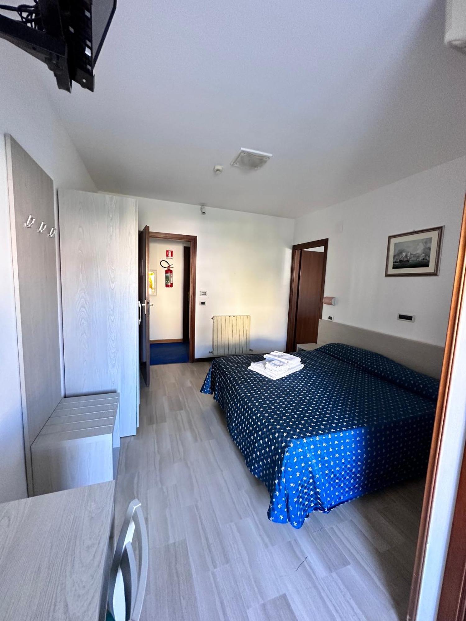 Hotel Holiday Martinsicuro Kültér fotó