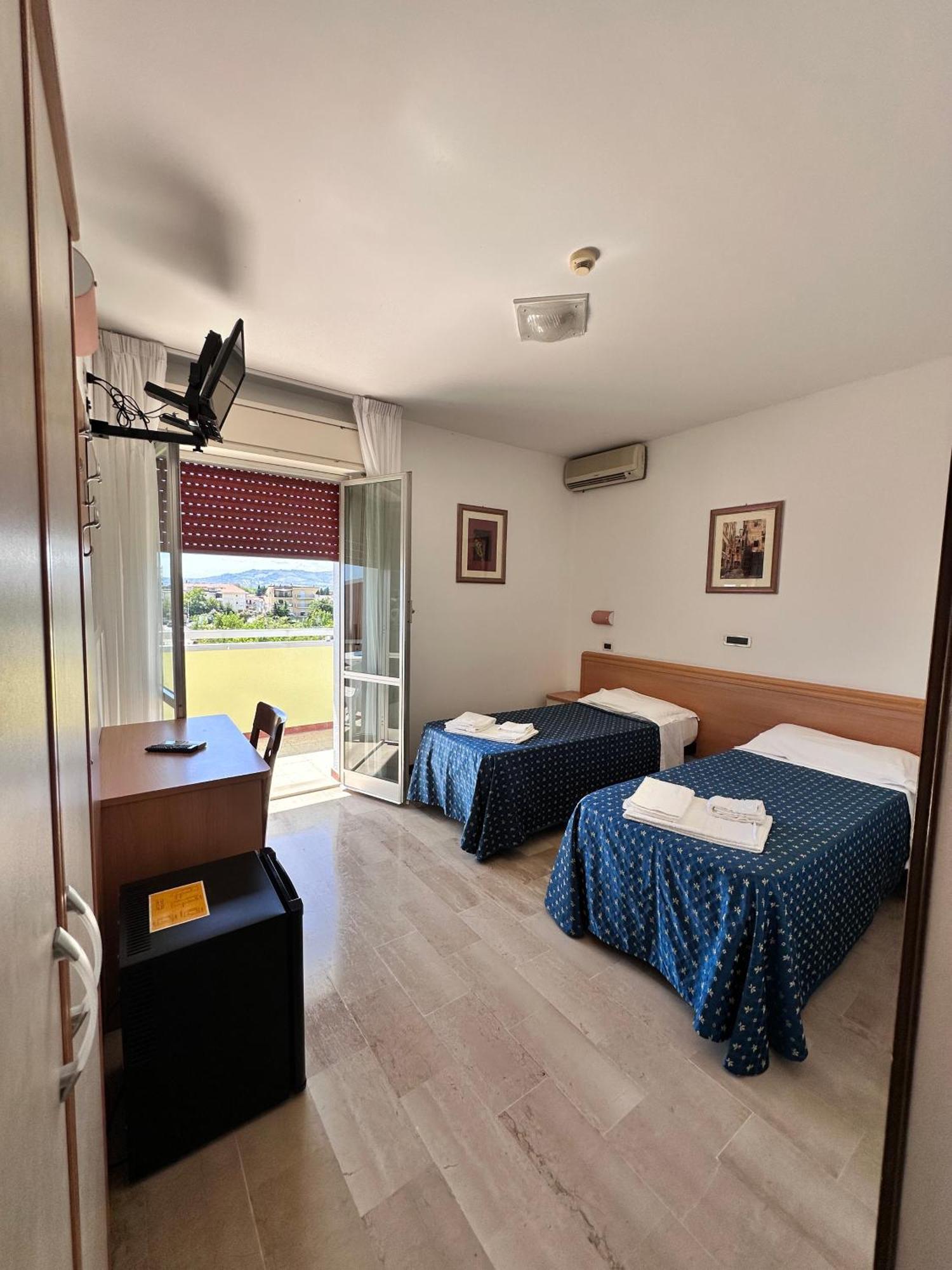 Hotel Holiday Martinsicuro Szoba fotó
