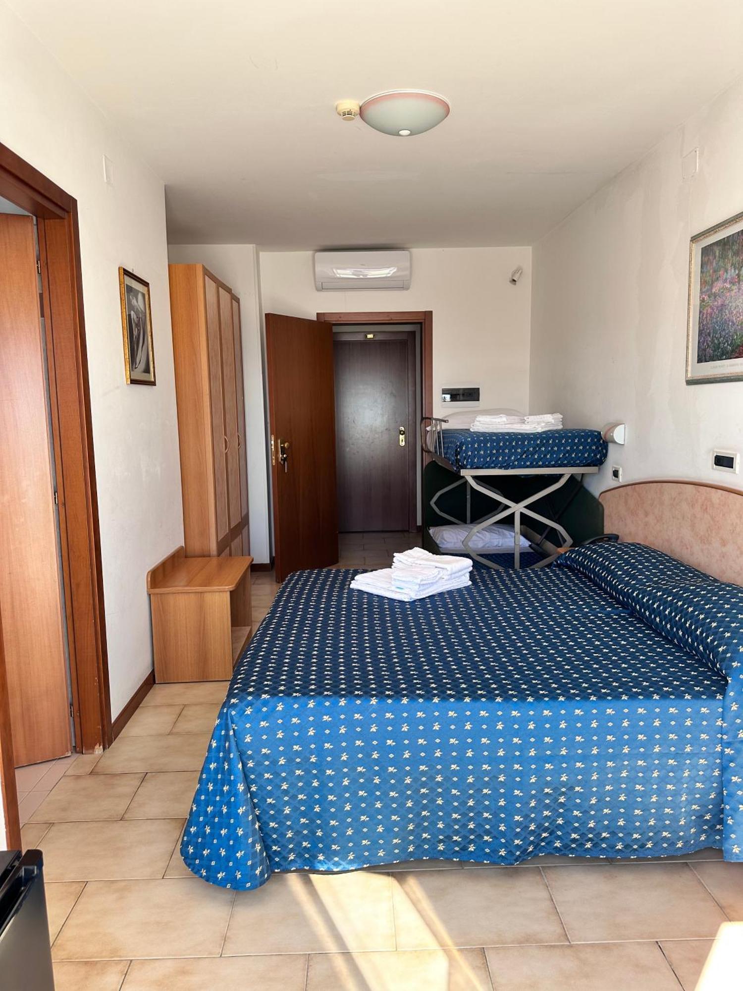 Hotel Holiday Martinsicuro Szoba fotó