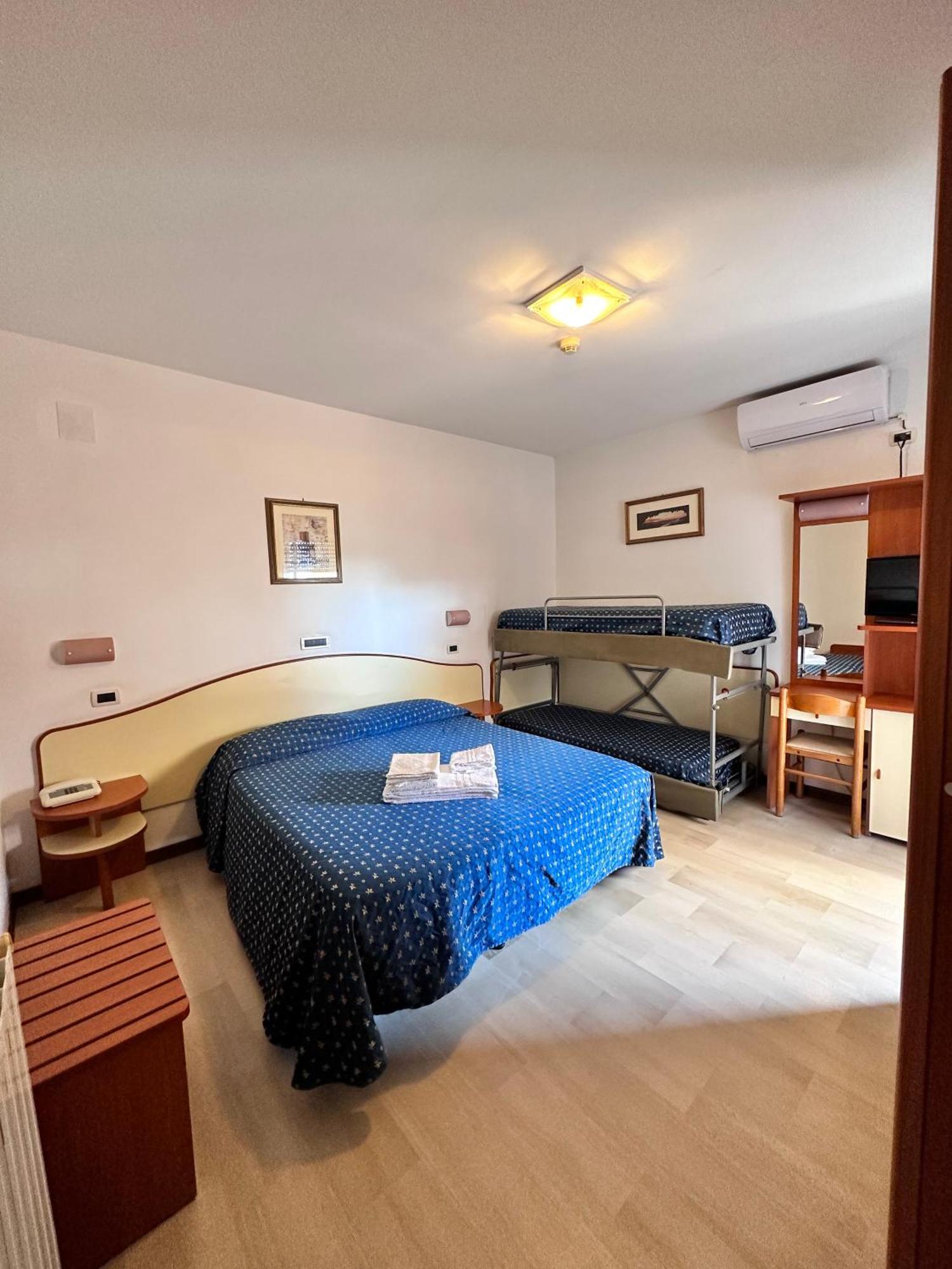 Hotel Holiday Martinsicuro Szoba fotó