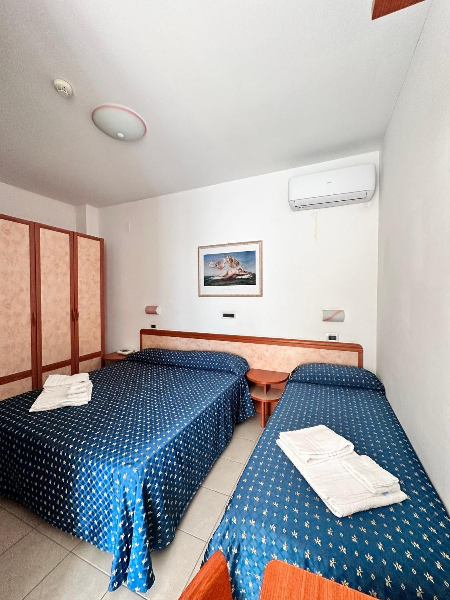 Hotel Holiday Martinsicuro Szoba fotó