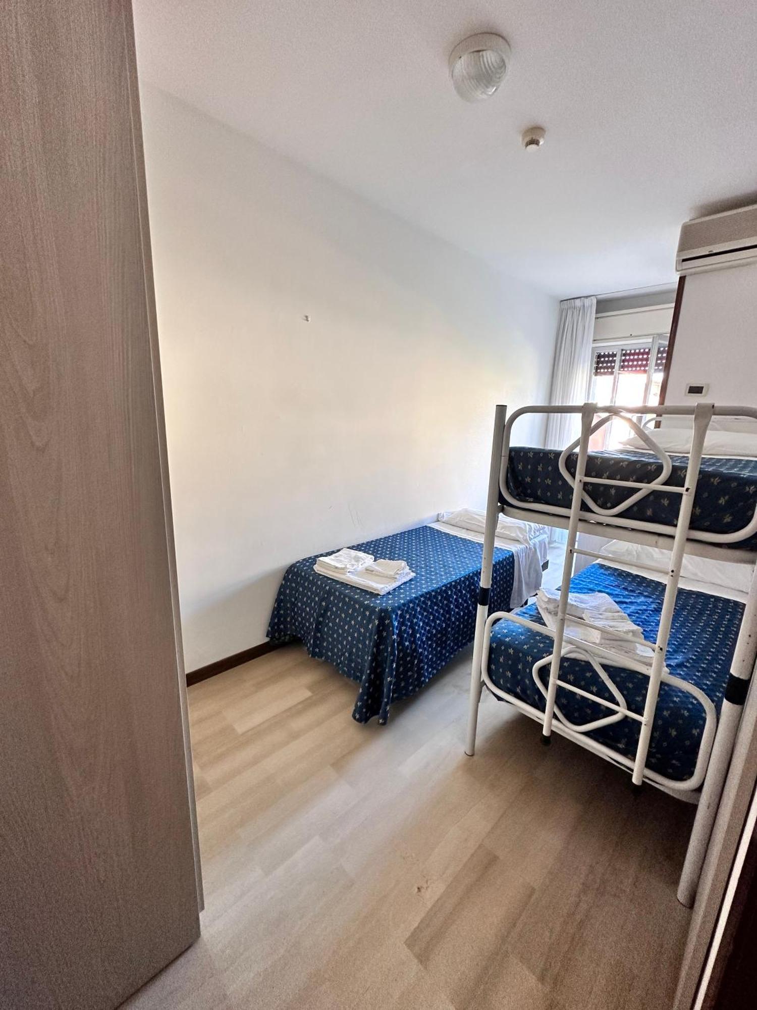 Hotel Holiday Martinsicuro Kültér fotó