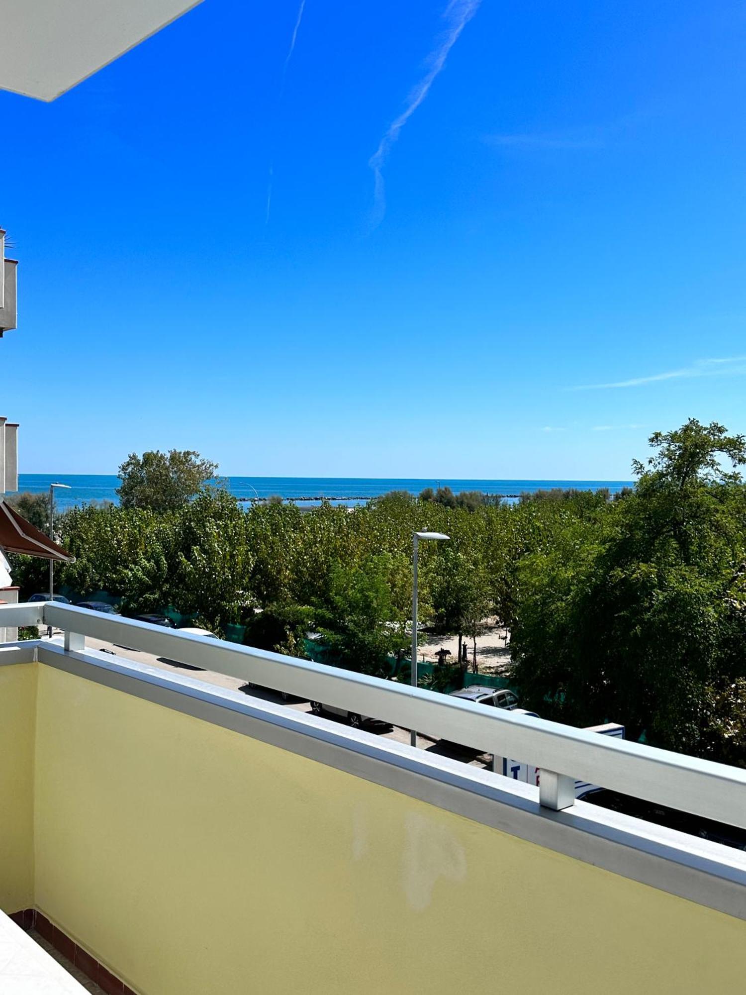 Hotel Holiday Martinsicuro Kültér fotó